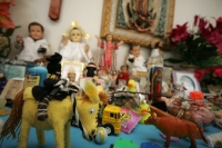 Jueves 23 de septiembre. El improvisado altar ubicado en una sala del Hospital de Especialidades Vida Mejor ubicado en el oriente de Tuxtla, se encuentra lleno del fervor religioso de nuestra población. La mayoría de los recuerdos y ofrendas son juguetes 
