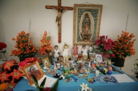 Jueves 23 de septiembre. El improvisado altar ubicado en una sala del Hospital de Especialidades Vida Mejor ubicado en el oriente de Tuxtla, se encuentra lleno del fervor religioso de nuestra población. La mayoría de los recuerdos y ofrendas son juguetes 