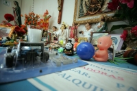 Jueves 23 de septiembre. El improvisado altar ubicado en una sala del Hospital de Especialidades Vida Mejor ubicado en el oriente de Tuxtla, se encuentra lleno del fervor religioso de nuestra población. La mayoría de los recuerdos y ofrendas son juguetes 