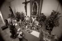 Jueves 23 de septiembre. El improvisado altar ubicado en una sala del Hospital de Especialidades Vida Mejor ubicado en el oriente de Tuxtla, se encuentra lleno del fervor religioso de nuestra población. La mayoría de los recuerdos y ofrendas son juguetes 