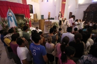 Domingo 8 de mayo. Un altar dedicado a las madres es colocado dentro de la catedral de San Marcos de Tuxtla Gutiérrez.