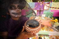 Martes 26 de octubre. Los altares tradicionales zoques son adornados con flores y alimentos de la región, los cuales acompañan retratos y objetos de las personas fallecidas. Esta costumbre de la depresión central del estado de Chiapas es típica de las cel