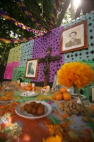 Martes 26 de octubre. Los altares tradicionales zoques son adornados con flores y alimentos de la región, los cuales acompañan retratos y objetos de las personas fallecidas. Esta costumbre de la depresión central del estado de Chiapas es típica de las cel