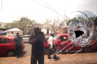 Jueves 28 de abril del 2016. Tuxtla Gutiérrez. Los vidrios del edificio del congreso local revelan la realidad de la política social días después de los enfrentamientos entre habitantes de Chenalho, ambulantes y policías.