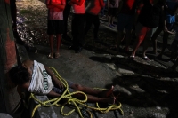 Martes 23 de mayo del 2017. Tuxtla Gutiérrez. Un joven detiene a quien intento golpear y robar a una dama en la Colonia Las Casitas en el oriente norte de Tuxtla. Los vecinos amarran al ladrón para poderlo entregar a las autoridades de Seguridad Pública M