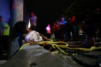 Martes 23 de mayo del 2017. Tuxtla Gutiérrez. Un joven detiene a quien intento golpear y robar a una dama en la Colonia Las Casitas en el oriente norte de Tuxtla. Los vecinos amarran al ladrón para poderlo entregar a las autoridades de Seguridad Pública M Martes 23 de mayo del 2017. Tuxtla Gutiérrez. Un joven detiene a quien intento golpear y robar a una dama en la Colonia Las Casitas en el oriente norte de Tuxtla. Los vecinos amarran al ladrón para poderlo entregar a las autoridades de Seguridad Pública M