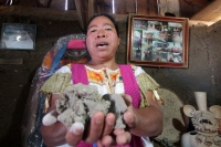 Sábado 29 de noviembre del 2014. Amatenango del Valle. Doña Albertina de la cooperativa de mujeres La Nueva Estrella durante la elaboración de las artesanías de barro en esta comunidad de la Zona de Los Altos.