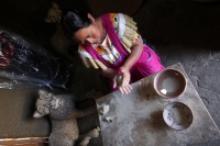 Sábado 29 de noviembre del 2014. Amatenango del Valle. Doña Albertina de la cooperativa de mujeres La Nueva Estrella durante la elaboración de las artesanías de barro en esta comunidad de la Zona de Los Altos.