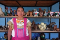 Sábado 29 de noviembre del 2014. Amatenango del Valle. Doña Albertina de la cooperativa de mujeres La Nueva Estrella durante la elaboración de las artesanías de barro en esta comunidad de la Zona de Los Altos.