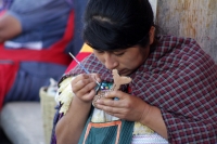 noviembre del 2014. Amatenango del Valle. La tradición de la alfarería tradicional de las comunidades tsentales se encuentra presente en las manos de las mujeres de esta comunidad de los Altos de Chiapas, quienes manifiestan preocupación por la proliferac