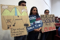 Martes 18 de junio del 2019. Tuxtla Gutiérrez. Estudiantes del plantel 13 del Cobach protestan impidiendo la salida de los trabajadores de la Secretaria del Bienestar para exigir el pago de las Becas del Bienestar Benito Juárez