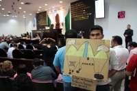 Martes 18 de junio del 2019. Tuxtla Gutiérrez. Estudiantes del plantel 13 del Cobach protestan impidiendo la salida de los trabajadores de la Secretaria del Bienestar para exigir el pago de las Becas del Bienestar Benito Juárez