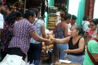 Viernes 2 de diciembre del 2016. Tuxtla Gutiérrez. Polémica política es causada por la decisión de los locatarios del Mercado Viejo de salir a la calle para competir con el ambulantaje en el primer cuadro de Tuxtla
