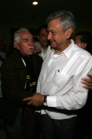 Andrés Manuel López Obrador a su llegada a la reunión informativa en Tuxtla donde da a conocer las propuestas sociales de su Proyecto de Nación