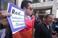 Martes 3 de marzo del 2015. Tuxtla Gutiérrez. Redes y Colectivos dan a conocer en la entrada del congreso local la resolución favorable del amparo indirecto para el acceso al matrimonio igualitario en Chiapas. Martes 3 de marzo del 2015. Tuxtla Gutiérrez. Redes y Colectivos dan a conocer en la entrada del congreso local la resolución favorable del amparo indirecto para el acceso al matrimonio igualitario en Chiapas.