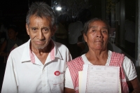 Miércoles 26 de septeimbre del 2012. Tuxtla Gutiérrez, Chiapas. Ancianitos esperan la realización del evento der esta mañana donde se les entrego actas de nacimiento durante la campaña organizada por el DIF Municipal.