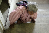 Viernes 27 de febrero del 2015. Tuxtla Gutiérrez. Un anciano deambula con dificultad en las oscuras entradas del Mercado del Centro de Tuxtla.