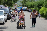 Martes 29 de agosto del 2017. Tuxtla Gutiérrez. Lamentable la situación de los ancianitos esperando el pago del Programa Amanecer, quienes esta mañana sufrieron insolaciones y desmayos en la interminable cola bajo el sol. Martes 29 de agosto del 2017. Tuxtla Gutiérrez. Lamentable la situación de los ancianitos esperando el pago del Programa Amanecer, quienes esta mañana sufrieron insolaciones y desmayos en la interminable cola bajo el sol.