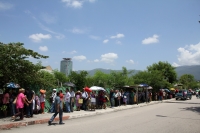 Martes 29 de agosto del 2017. Tuxtla Gutiérrez. Lamentable la situación de los ancianitos esperando el pago del Programa Amanecer, quienes esta mañana sufrieron insolaciones y desmayos en la interminable cola bajo el sol.