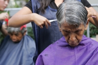 Un grupo de ancianitos reciben cortes de cabello mientras otros disfrutan de bailables tradicionales mientras esperan la entrega de recursos del Programa Amanecer en Tuxtla Gutiérrez, donde esta semana se cumplen tres años de este programa en el estado de