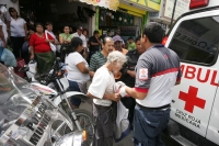 Miércoles 24 de febrero. Un ancianito resulto golpeado por los objetos que volaron por los fuertes vientos de esta mañana en las cercanías de la cuarta sur oriente cuando vendía calcetines en las cercanías del mercado de esta ciudad. Los paramédicos de la