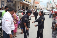 Martes 19 de junio del 2012. Tuxtla Gutiérrez, Chiapas. Un anciano vigilante de uno de los mercados públicos de Tuxtla Gutiérrez arremete contra los organizadores de un evento de proselitismo cuando estos invadieron las calles cercanas a las instalaciones