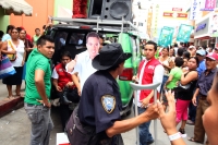 Martes 19 de junio del 2012. Tuxtla Gutiérrez, Chiapas. Un anciano vigilante de uno de los mercados públicos de Tuxtla Gutiérrez arremete contra los organizadores de un evento de proselitismo cuando estos invadieron las calles cercanas a las instalaciones