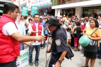 Martes 19 de junio del 2012. Tuxtla Gutiérrez, Chiapas. Un anciano vigilante de uno de los mercados públicos de Tuxtla Gutiérrez arremete contra los organizadores de un evento de proselitismo cuando estos invadieron las calles cercanas a las instalaciones