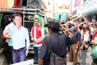 Martes 19 de junio del 2012. Tuxtla Gutiérrez, Chiapas. Un anciano vigilante de uno de los mercados públicos de Tuxtla Gutiérrez arremete contra los organizadores de un evento de proselitismo cuando estos invadieron las calles cercanas a las instalaciones