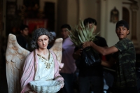 20231223. Chiapa de Corzo. Entrada de flores en la iglesia de Santo Domingo.