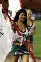 Martes 21 de agosto del 2012. Tuxtla Gutiérrez, Chiapas. A pesar de la lluvia, las bellezas chiapanecas comparten los momentos con la afición futbolera en el estadio Zoque.