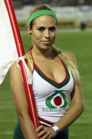 Martes 21 de agosto del 2012. Tuxtla Gutiérrez, Chiapas. A pesar de la lluvia, las bellezas chiapanecas comparten los momentos con la afición futbolera en el estadio Zoque.