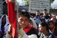 Martes 22 de diciembre del 2015. San Pedro Chenalho. Los sobrevivientes de la masacre de 45 indígenas en la comunidad Acteal en 1997, conmemoran esta mañana los 18 años de ocurrido este hecho con jornadas de ayuno y oración en esta localidad de la región 