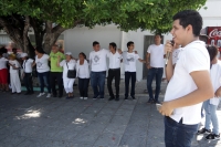 Sábado 10 de septiembre del 2016. Tuxtla Gutiérrez. Algunos de los participantes de la marcha convocada por grupos católicos en contra de las uniones y bodas entre personas del mismo sexo realizan un “adoración motivacional” esta mañana Sábado 10 de septiembre del 2016. Tuxtla Gutiérrez. Algunos de los participantes de la marcha convocada por grupos católicos en contra de las uniones y bodas entre personas del mismo sexo realizan un “adoración motivacional” esta mañana