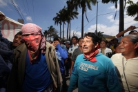 Jueves 9 de febrero del 2012. Colonos intentan bloquear el paso a la Nena. Tuxtla Gutiérrez, Chiapas. Un grupo de colonos de Tuxtla se manifiestan en la entrada del salón donde la Nena Orantes realiza el evento donde anuncia su inscripción para ser candid