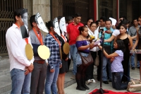 Miércoles 26 de septiembre del 2012. Tuxtla Gutiérrez, Militantes de organizaciones sociales y defensoras de los derechos sexuales realizan una protesta en la entrada del edificio del Congreso Local repudiando las reformas en la constitución local y en el