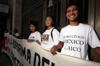 Martes 15 de mayo del 2012. La AC Foro Cívico, Estado Laico protagoniza una protesta en la entrada del congreso local para exigir que los diputados del estado de Chiapas no aprueben las reformas al Artículo 24 Constitucional.