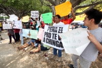 Sábado 19 de mayo del 2012. Tuxtla Gutiérrez, Chiapas. Jóvenes de diferentes estratos sociales y de organización políticas se manifiestan durante la denominada marcha Anti-Peña Nieto, donde fue notoria la dirección de varias personas a lo que las convocad