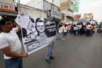 Sábado 19 de mayo del 2012. Tuxtla Gutiérrez, Chiapas. Jóvenes de diferentes estratos sociales y de organización políticas se manifiestan durante la denominada marcha Anti-Peña Nieto, donde fue notoria la dirección de varias personas a lo que las convocad