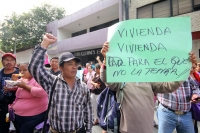 Lunes 16 de diciembre del 2013. Tuxtla Gutiérrez. Miembros de Antorcha Campesina se manifiestan en las instalaciones de la SEDATU para exigir el cumplimiento de las minutas de acuerdo entre la administración estatal y esta organización social. Los militan