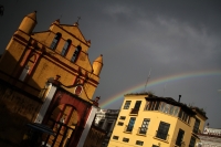 Viernes 20 de noviembre del 2020. San Cristóbal de las Casas. La luz refractada en los pequeños cristales de agua suspendidos en el aire provoca estas bellas estampa que podemos observar esta tarde en esta colonial ciudad