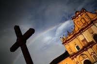 Viernes 20 de noviembre del 2020. San Cristóbal de las Casas. La luz refractada en los pequeños cristales de agua suspendidos en el aire provoca estas bellas estampa que podemos observar esta tarde en esta colonial ciudad