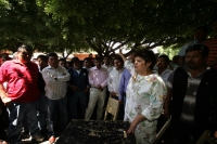 La dirigente estatal de PRI Arely Madrid aparece este día en las instalaciones del PRI municipal donde se llevan a cabo las actividades correspondientes de los precandidatos a las próximas elecciones y se instala en el boulevard de la 4 norte en espera de