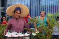 Miércoles 7 de agosto del 2019. Tuxtla Gutiérrez. El vendedor arrecho ofrece bolsas de pozol con alegría en las calles de la ciudad