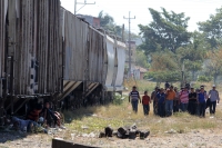 Martes 4 de Febrero del 2014. Arriaga. Migrantes originarios de Honduras y El Salvador sufren asaltos y maltratos durante el trayecto a los EEUU esperan la llegada del tren en la estación de carga de la ciudad de Arriaga donde viajaran en los techos de lo