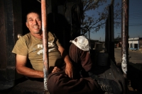 Martes 4 de Febrero del 2014. Arriaga. Migrantes originarios de Honduras y El Salvador sufren asaltos y maltratos durante el trayecto a los EEUU esperan la llegada del tren en la estación de carga de la ciudad de Arriaga donde viajaran en los techos de lo
