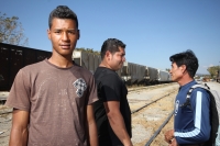 Martes 4 de Febrero del 2014. Arriaga. Migrantes originarios de Honduras y El Salvador sufren asaltos y maltratos durante el trayecto a los EEUU esperan la llegada del tren en la estación de carga de la ciudad de Arriaga donde viajaran en los techos de lo