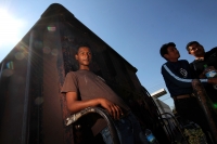 Martes 4 de Febrero del 2014. Arriaga. Migrantes originarios de Honduras y El Salvador sufren asaltos y maltratos durante el trayecto a los EEUU esperan la llegada del tren en la estación de carga de la ciudad de Arriaga donde viajaran en los techos de lo