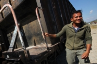 Martes 4 de Febrero del 2014. Arriaga. Migrantes originarios de Honduras y El Salvador sufren asaltos y maltratos durante el trayecto a los EEUU esperan la llegada del tren en la estación de carga de la ciudad de Arriaga donde viajaran en los techos de lo