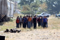 Martes 4 de Febrero del 2014. Arriaga. Migrantes originarios de Honduras y El Salvador sufren asaltos y maltratos durante el trayecto a los EEUU esperan la llegada del tren en la estación de carga de la ciudad de Arriaga donde viajaran en los techos de lo